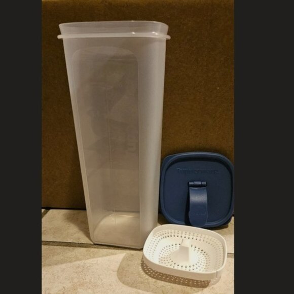 NEW - Tupperware 8-cup/2 L lightweight pitcher - Picture 2 of 8
